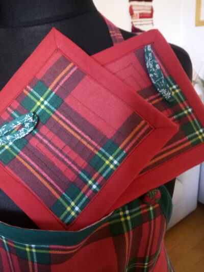 Tartan apron with matching pot-holders - Image 4