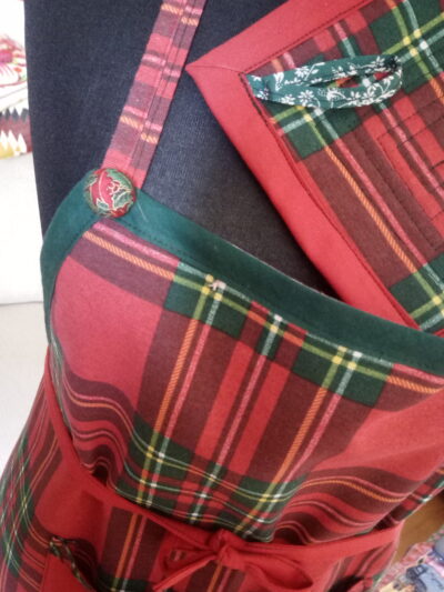 Tartan apron with matching pot-holders - Image 3